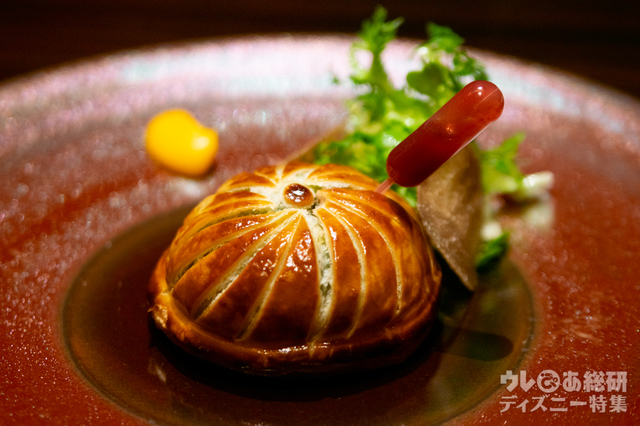 和牛テンダーロインのパイ包み焼き 芳醇なペリグーソースとスポイトに入れたグリオットピュレと共に（別途5,000円）｜“ディズニー・クリスマス”ユールタイド 12,000円｜東京ディズニーランドホテル「カンナ」