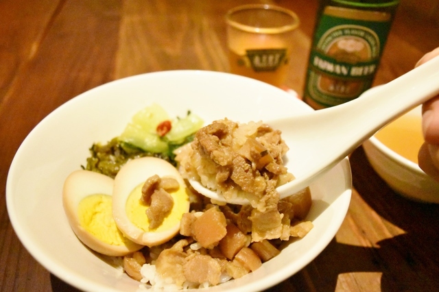 甘辛いプルプルのお肉が美味しい