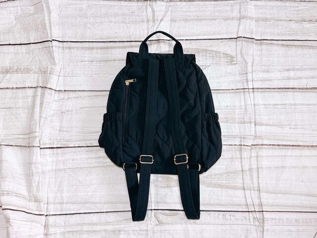 背面にも便利なポイントが！【しまむら】レディース キルトナイロンリュック（yumi×ラクっと！お手軽はっ水バッグ）