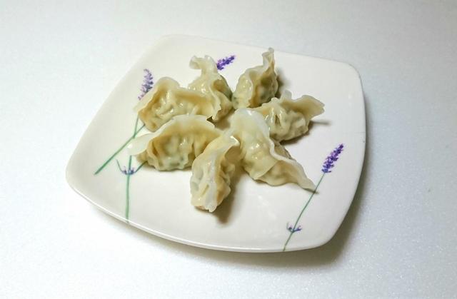 【bibigo　水餃子 肉&野菜　800g　958円】1個あたり約9gのひと口サイズで食べやすい