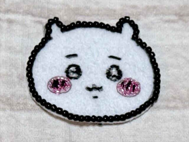 工程6：お顔のパーツをストレートステッチ、サテンステッチ、フライステッチで刺し終えたところ