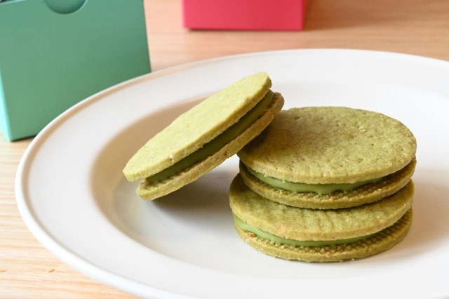 【カドー ドゥ】サクサクのおからビスケットに抹茶チョコレートを挟んだ「おからチョコレートサンド 抹茶」