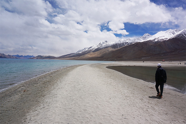 映画では、この奥からカリーナ・カプール扮するピアがスクーターに乗ってやってくる。