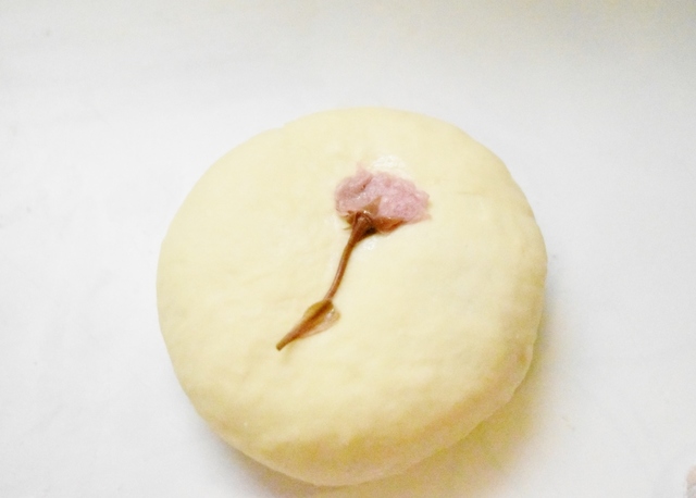 桜の塩漬けはしっかり塩抜きをする。