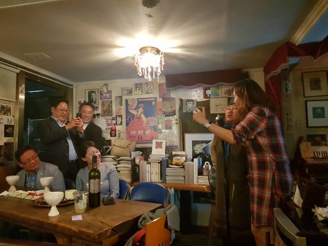 飲み物はアイルランドのギネスビールと韓国のクラウドビールのハーフ＆ハーフが人気。定番つまみは平昌五輪でも話題になった韓国イチゴやプチトマト、乾きものなど