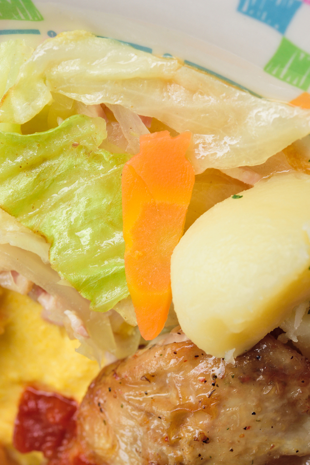 付け合わせの野菜には、にんじんの形にカットされたにんじんも。なんともかわいらしい。©Disney　（撮影 / Disney Colors）