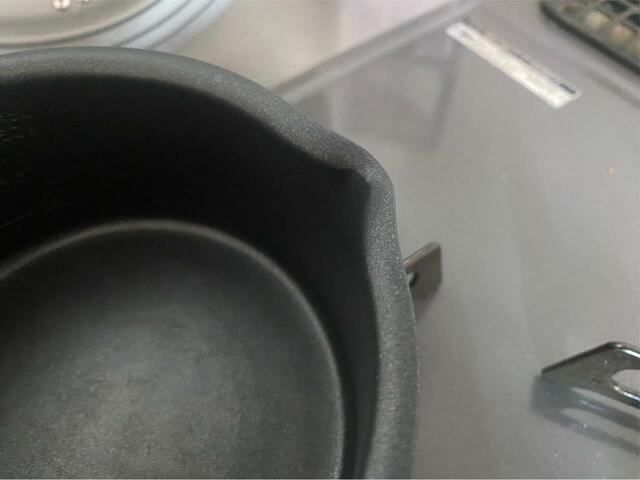 【ガス火 そそぎやすいミルクパン(14cm KN2)】角度にこだわった注ぎ口