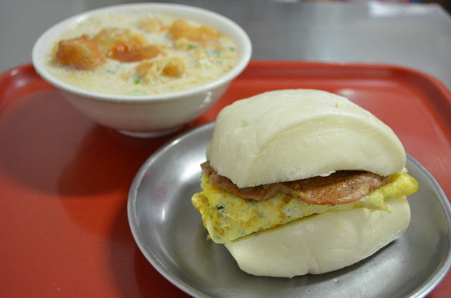 台北駅裏にある『四海豆漿大王』。温かい塩味の豆漿には油條を入れて食べてもおいしい。豆漿20元～、マントウサンド22元～