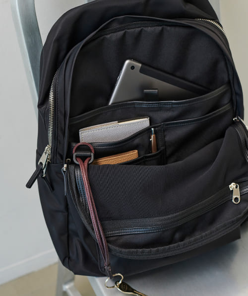 【ÉPOR・Pac Sac】サブ収納はタブレット収納ポケット、4個分の分割多サイズポケット、Dカン1個内蔵仕様。