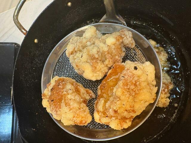 【コストコ 若鶏の竜田揚げ】揚げ上がりは外側がカリッと香ばしい仕上がりに！油を切ればそのまま食卓に出せる手軽さもうれしいです◎