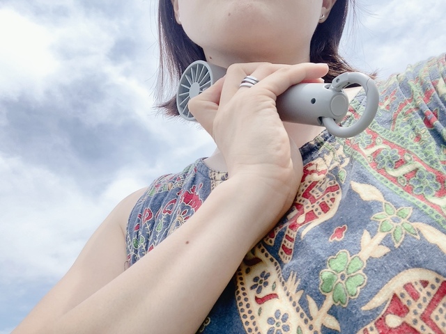 【3COINS ペルチェハンディファン】冷えたペットボトルくらいの冷たさ!顔にも風が当たるので、より涼しく感じます