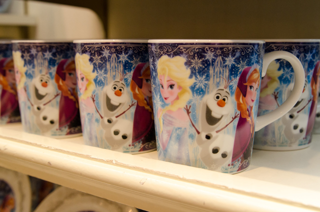 東京ディズニーランド（TDL）「アナとエルサのフローズンファンタジー」期間中に購入できる、映画『アナと雪の女王』関連グッズ ©Disney