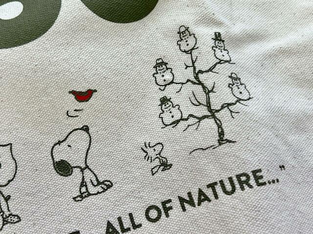 秋は落ち葉を見つめるスヌーピー、冬は雪だるまを眺めるウッドストック♪落ち葉の赤がアクセントになっていますね！【SNOOPY HOBBY TOTE BAG BOOK：スヌーピーの大容量ボックストート】