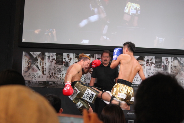 楽しそうにじゃれあっているふたり