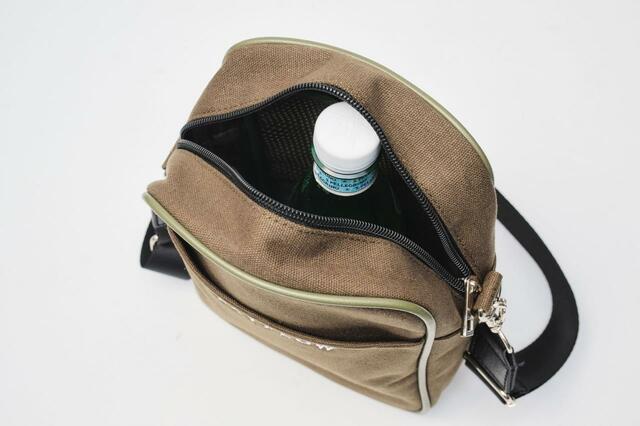 【BAYFLOWショルダーバッグ（カーキ）】ペットボトルがタテに入る