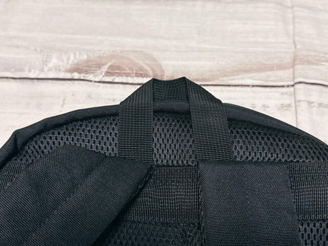 上部には持ち手付き