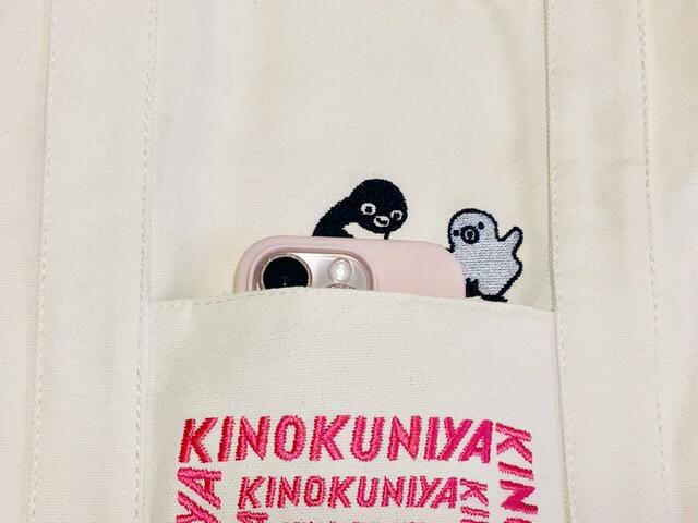 フロントポケットは、スマホを入れるのにちょうどいいサイズ感。さっと取り出したいものを収納するのに便利！