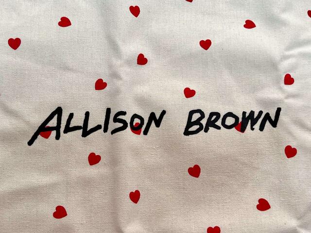 フロントの中央には「ALLISON BROWN 」のロゴ入り♪