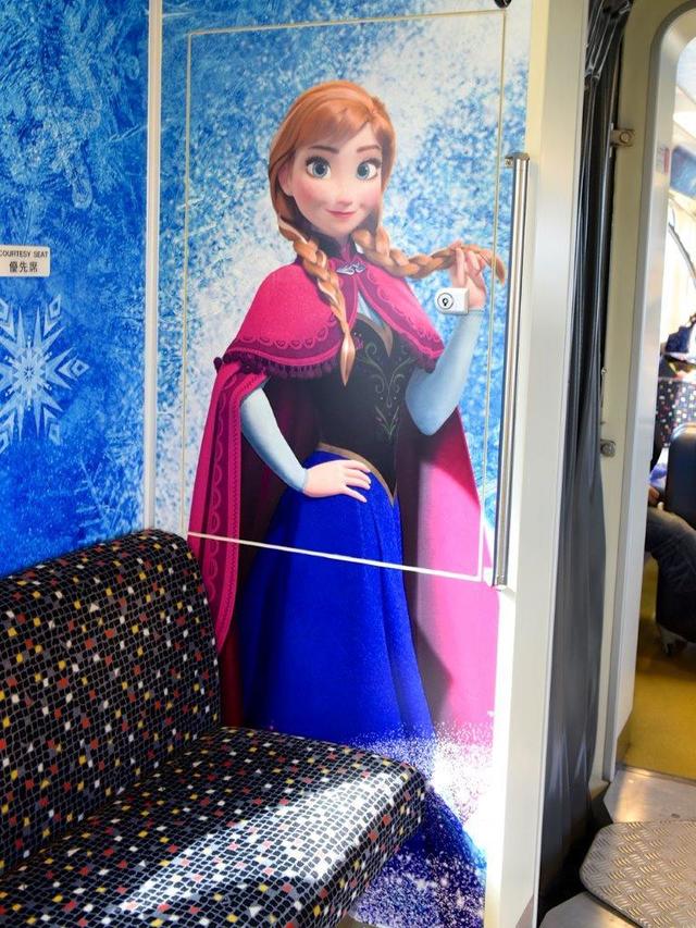 アナとエルサのスノークリスタル・ライナー　©Disney　撮影 / MezzoMiki