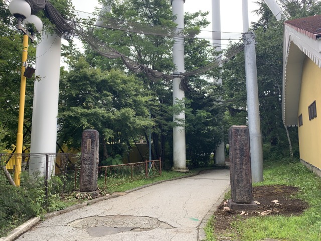 エントランスから廃病院まではあえて荒れたままにしているそう