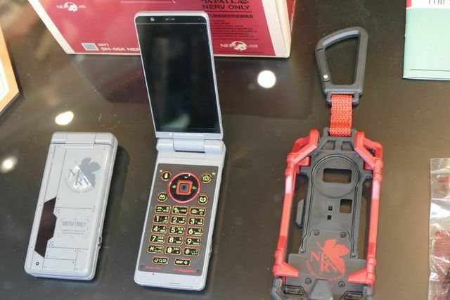 NTTドコモとコラボレーションしたNERV特別仕様ケータイ