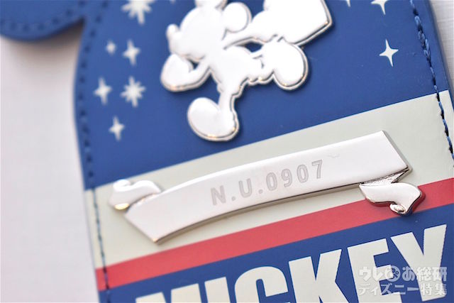 リボンデザインのプレートにネームを刻印。