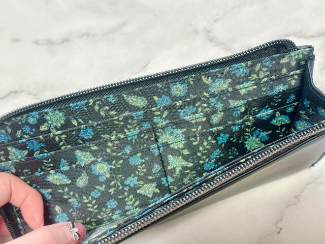 フロント側にもカードポケットが4つついています