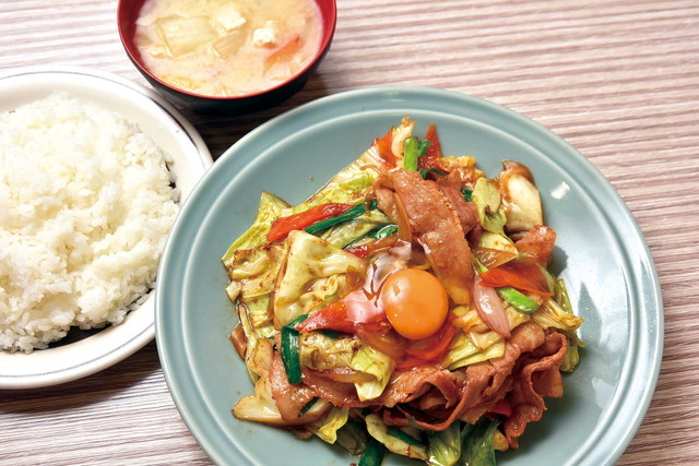洋庖丁 池袋本店 スタミナ焼定食（ライス・味噌汁付き） 820円 野菜やお肉を生卵とからめていただく。ボリューム満点。
