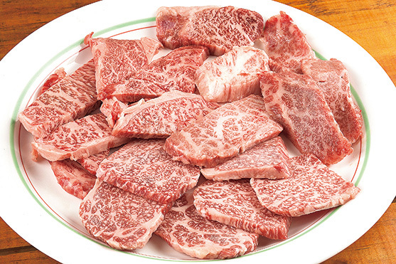 ホルモン泰平 鹿浜店（鹿浜） カルビ 850円～ 皿いっぱいで提供される気前のよさはまさに庶民派。きめ細やかなサシが美しい。