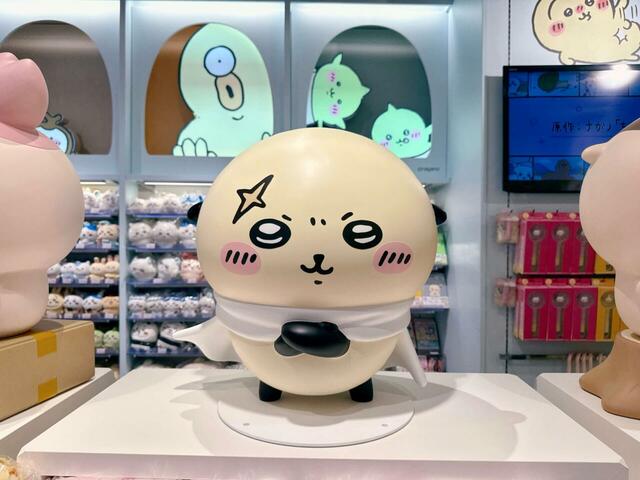 腕を組み、いつも以上に凛々しいラッコもいます！