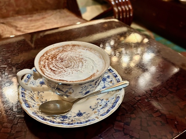 【喫茶 古城】ココアをシャンデリアの灯りが照らしていた