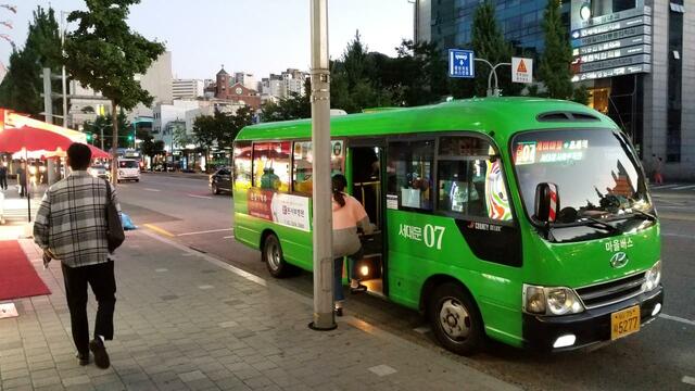 マウルバスは弘済駅の1番出入口近くにたまっている。そのなかから07と書かれたバスに乗ればケミマウルに行ける