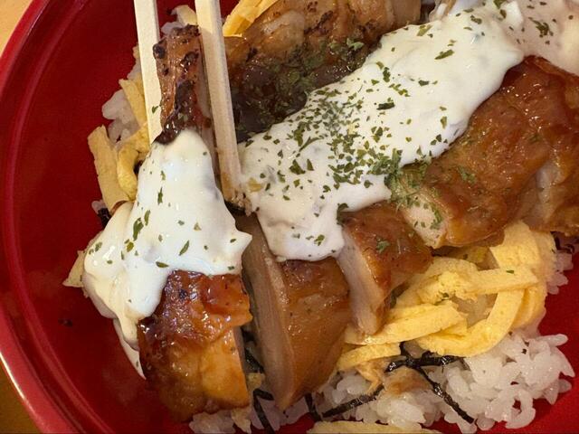 【ロピア てりタルチキン丼】箸で持ち上げるとチキンの厚みに驚き！