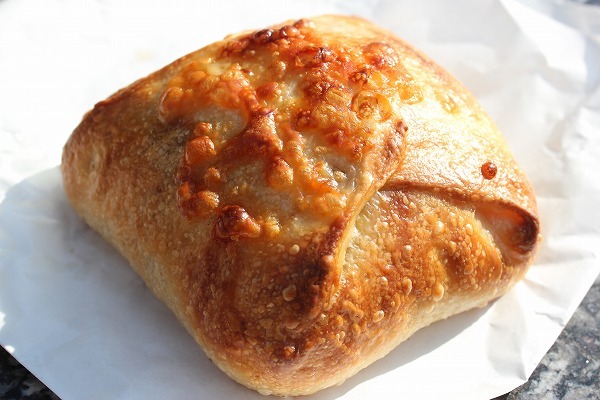 ブーランジェリーセイジアサクラ　チーズカレーパン