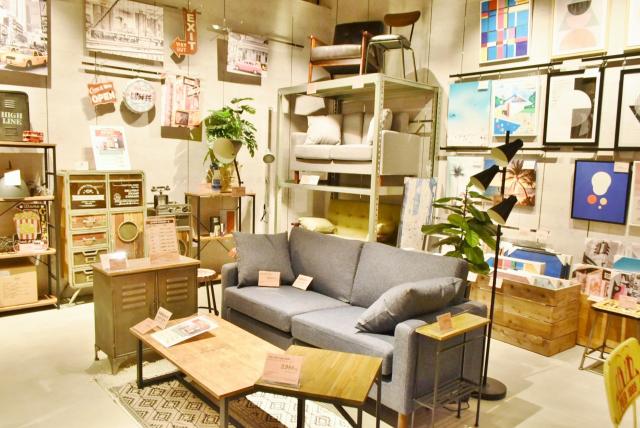 【AWESOME STORE TOKYO（オーサムストア トーキョー】オリジナルのキャビネットなど家具も販売。