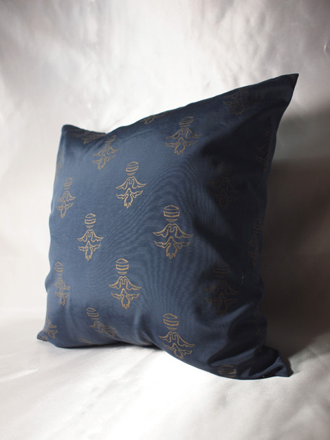 「ホテルオークラ東京」壁紙を再利用したクッション