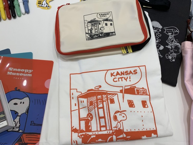 トラベルポーチ（2,200円）、Tシャツ KANSAS CITY（4,180円）