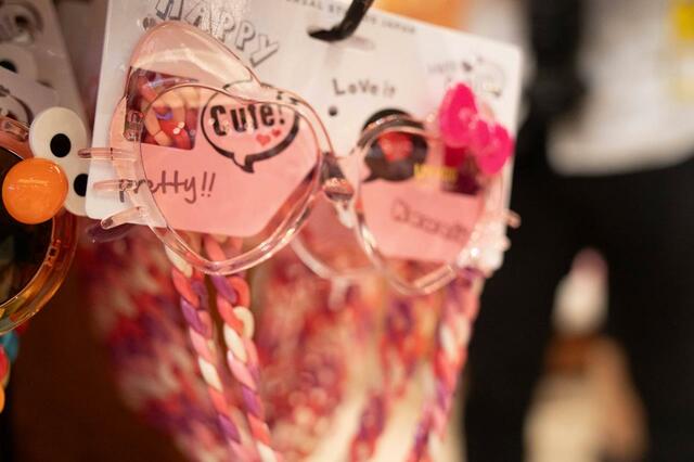 チェーン付きサングラス 3,800円|ユニバーサル・スタジオ・ジャパン夏イベント「NO LIMIT! サマー 2023」スペシャルグッズ