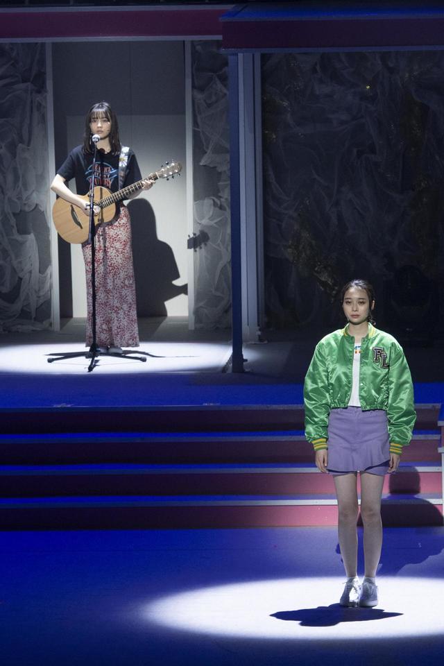 『舞台 Bling Bling By Seventeen』 ⒸSeventeen／集英社 撮影／田﨑嗣朗 【第1部：左）秋田汐梨／ 右）田鍋梨々花】