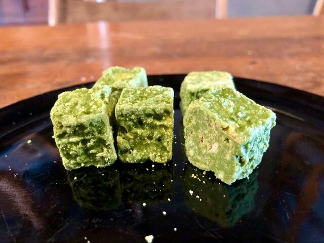 【ファミリーマート　ザクザクきわだつクランチチョコ濃い宇治抹茶味】抹茶の鮮やかな色合いと風味が美味しそうですね