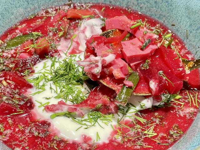 【吉祥寺『Babusya REY（バブーシャ・レイ）』】冷たいボルシチ「スヴェコルニク」。具沢山で量も多く、シェアも可能だ。涼しくなる頃まで提供する予定