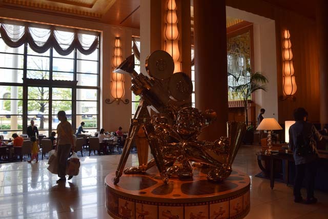 映画監督のミッキーとプルートの像