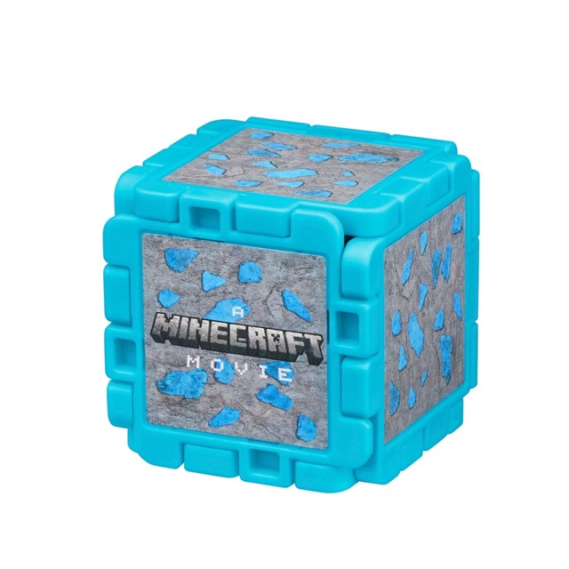 【ハッピーセット「マインクラフト ザ・ムービー」第2弾：ダイヤモンドブロックとスティーブ】ブロックを開くとスティーブが現れます！
