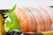 【角上魚類「活〆佐渡サーモン刺身」】味は口の中でとろけるようなおいしさ。臭みもまったくなく、味も風味も新鮮そのもの!