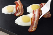 「竹内養鶏場「米艶」とトンデンファームのベーコンのベーコンエッグ」<期間:2025年12月20日~2026年2月28日>【紅ズワイ蟹やお寿司、ラムステーキも!北海道の美食を味わう東京ドームホテル「北海道フェア2025 第2弾」開催!】