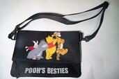 ショルダーバッグ 2,900円｜サイズ：縦約19×横約27cm（ストラップ）長さ約62～119cm｜販売店舗：東京ディズニーランド「プーさんコーナー」、東京ディズニーシー「ベッラ・ミンニ・コレクション」