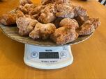 【ロピア からあげの山】お皿に盛って量ってみると906g、パッケージ表示とほぼ変わらないボリュームでした