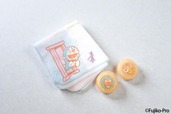 【ドラえもん×ダロワイヨ】「ドラえもん ハンドタオル＆マカロンセット」2,420円／ダロワイヨ限定デザインのドラえもんとドラミちゃんのハンドタオルと、限定のプリントマカロン2種を組み合わせたセット