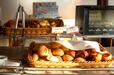 【ココス ファミリーレストラン】ずらりと並ぶ焼きたてクロワッサン、メープルブリオッシュ、ソフトフランスパン