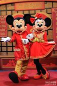 カリフォルニアにあるディズニーランド・リゾートでの、ミッキーとミニーのグリーティング